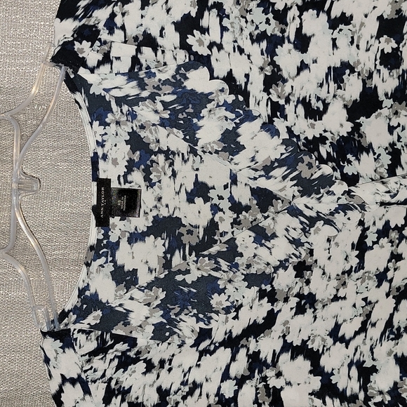 Ann Taylor XS Blue & White Flowy Blouse - Picture 6 of 7